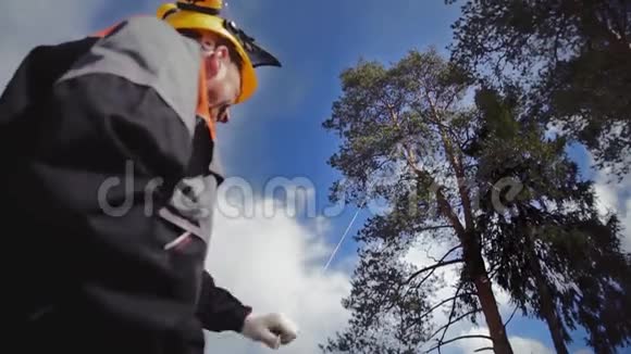植树者把绳子伸到树的顶端视频的预览图