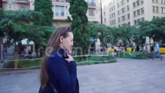 时尚的商务女性穿过广场视频的预览图