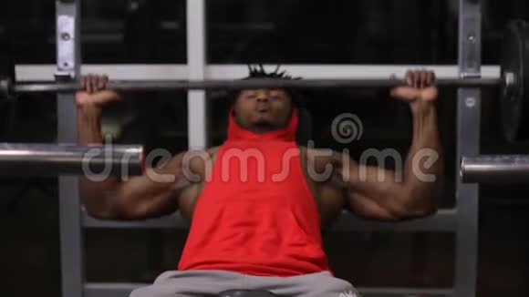 非裔美国人运动员在体育馆里举起杠铃视频的预览图