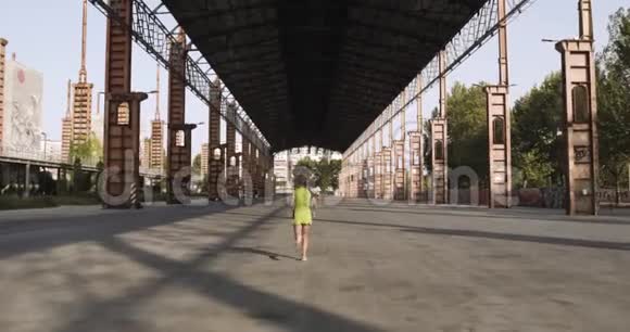 年轻的金发女性在健身穿跑步训练在工业区回到下面的视图夏日阳光明媚工业视频的预览图