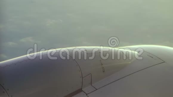 在多云的天空下近距离观看飞机发动机机舱视频的预览图