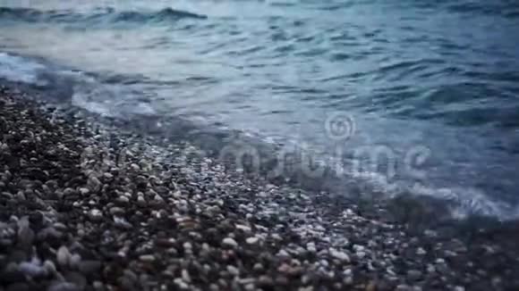 晚上日落时的落基海海滩视频的预览图