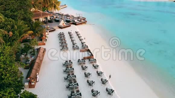 美丽的热带马尔代夫岛和咖啡厅在马尔代夫海滩与白色沙滩和海洋度假夏季假期视频的预览图