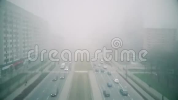 城市街道在雾中高空超移视频的预览图