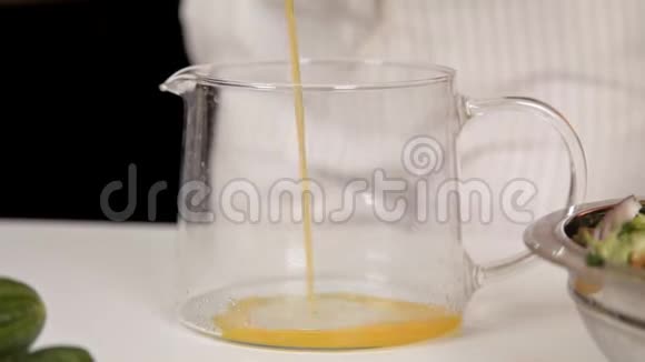 新鲜橙汁倒入玻璃瓶视频的预览图