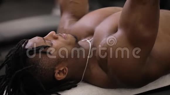 非裔美国人在健身房用哑铃抽肌肉视频的预览图