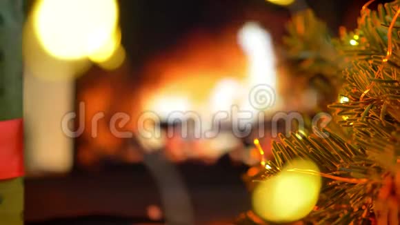 把礼物放在桌子上圣诞节三辉光壁炉bokeh灯背景视频的预览图
