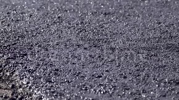 新公路上的沥青热黑鲜沥青沥青沥青视频的预览图