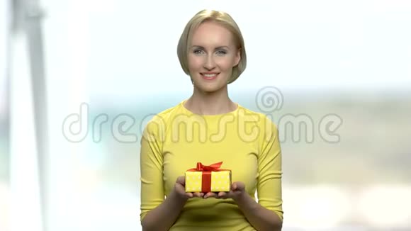 女人递礼品盒视频的预览图