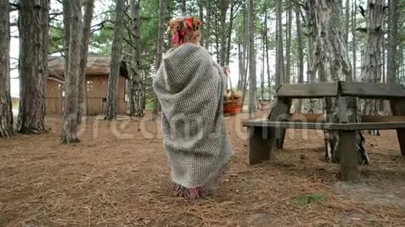 小女孩走在秋天的森林里孩子戴着盖子拿着柳条篮子蘑菇万圣节视频的预览图