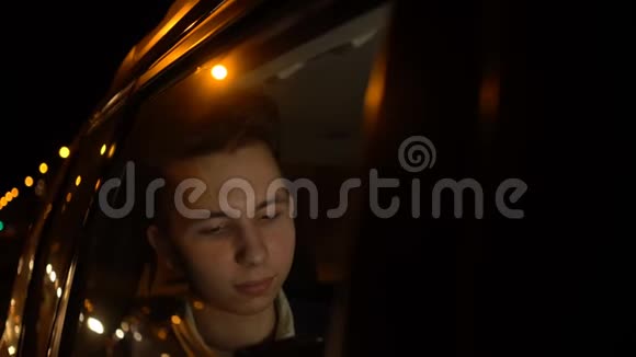 青少年在晚上开车时在网上购物视频的预览图