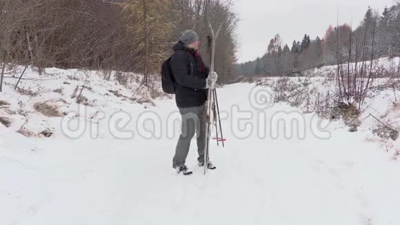 在农村公路上有一对滑雪者视频的预览图