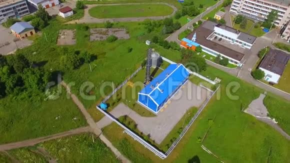 航空摄影无人机飞近新锅炉加热城镇房屋视频的预览图