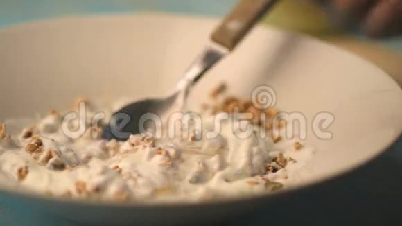 混合酸奶和种子梅斯利视频的预览图