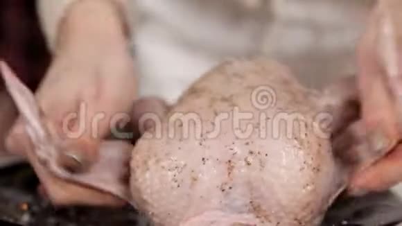 厨房里的一个年轻女孩正在煮鸡用香料摩擦它晚餐视频的预览图