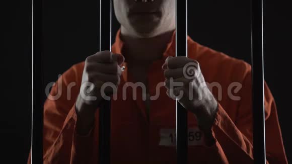 小偷在监狱里对犯罪感到由衷的遗憾把监狱关在绝望中视频的预览图