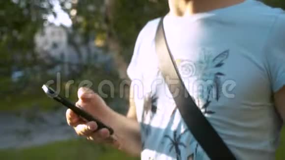 带着智能手机走路的人视频的预览图