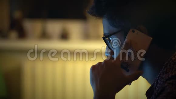 特写镜头戴眼镜的印度男人通过电话商业问题和看电脑屏幕讨论视频的预览图