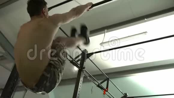 男运动员做动态腿部动作视频的预览图