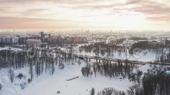 这座桥越河越冬带着一只鸟飞过城市4飞机穿过冰冻的城市河流和桥梁视频的预览图