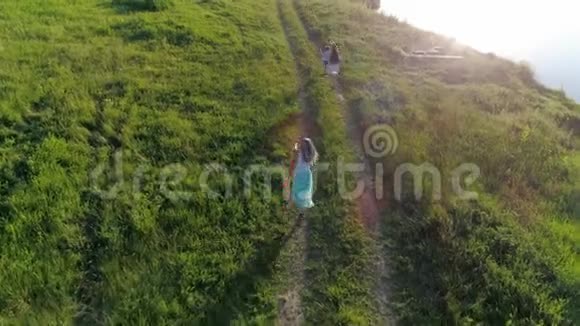无人视野活跃的孩子与女朋友抱着彩色丝带在绿色草坪上休闲视频的预览图