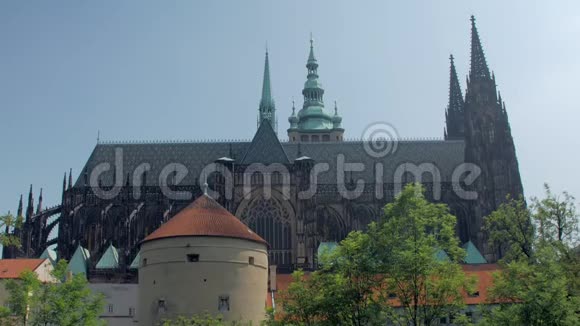圣维特大教堂古老的哥特式建筑全景式侧景视频的预览图