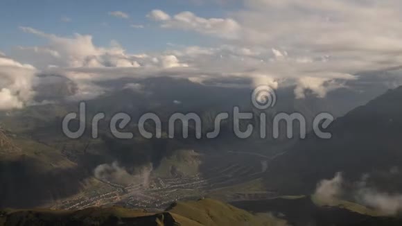 山谷中村庄上空云层的时间推移视频的预览图
