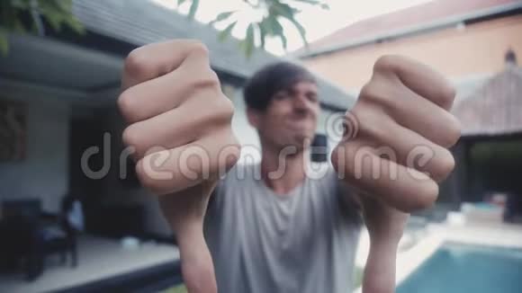 拇指向下双手由年轻人在家在院子里户外不同意的概念视频的预览图