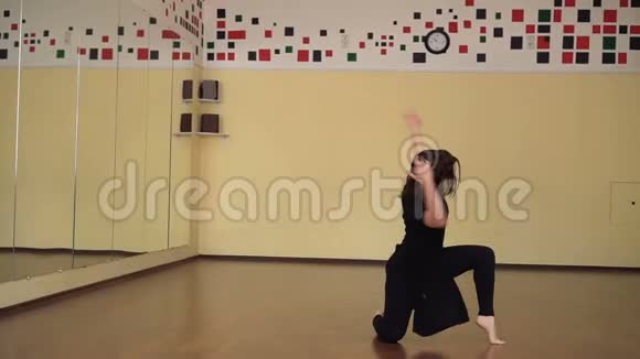 年轻女子舞蹈专业现代舞蹈舞厅视频的预览图