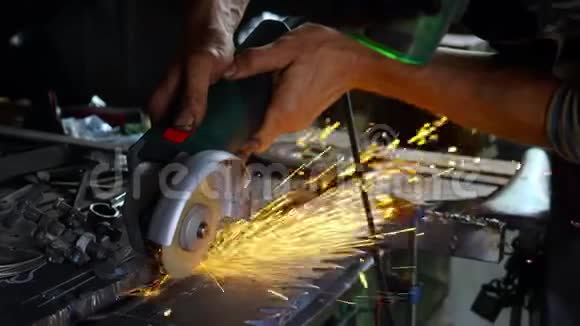 专业铁匠在锻造时用裸手圆锯锯切金属视频的预览图