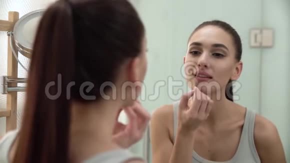 唇笔轮廓年轻女人做唇妆视频的预览图