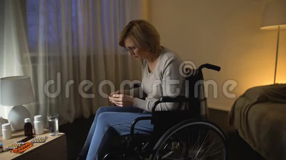 坐轮椅的老太太在疗养院吃药康复视频的预览图