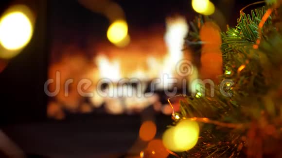 圣诞老人的手把礼物放在桌子上三个圣诞节的辉光壁炉背景视频的预览图