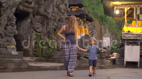 年轻女子和她的小儿子在巴厘岛乌布德村参观大象洞GoaGajah视频的预览图