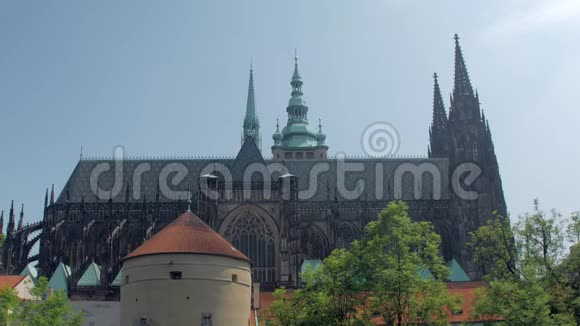 在阳光明媚的春天布拉格城堡的圣维特斯大教堂侧景视频的预览图