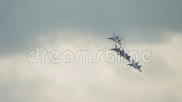 军用飞机空中中队视频的预览图