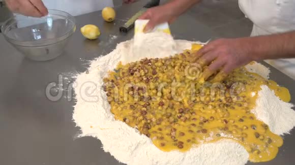 糕点厨师揉捏传统意大利饼干视频的预览图