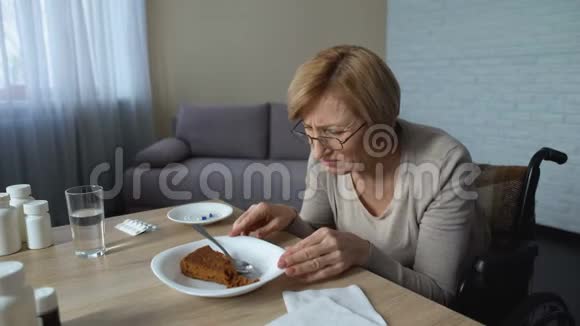 抑郁的老年妇女在养老院感到孤独拒绝进食年老视频的预览图