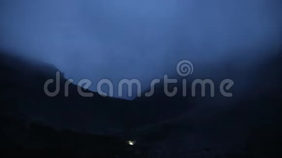 一群登山者黎明时分爬山视频的预览图