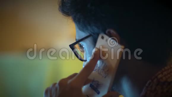 特写镜头戴眼镜的印度男人在电话里谈论商业问题视频的预览图