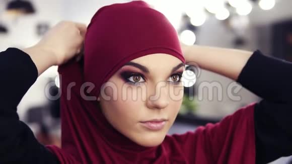 漂亮的白种人女孩在她20的时候戴上紫色的雪纺头巾或传统的阿拉伯头巾视频的预览图