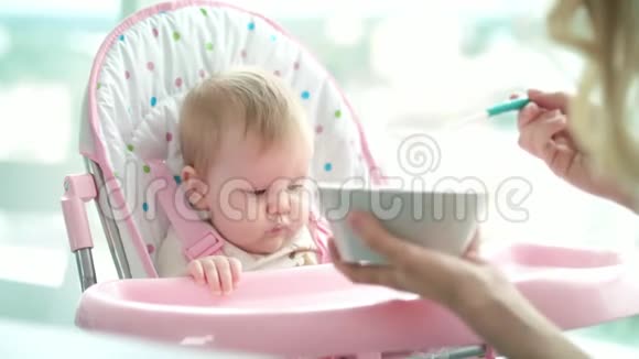 宝贝绝对不会吃肉泥妈妈喂女儿幼儿晚餐视频的预览图