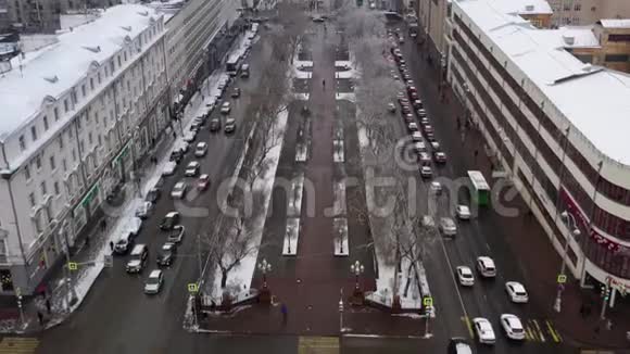 雪天交通高峰时城市街道鸟瞰图视频的预览图