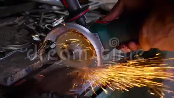 专业铁匠在锻造时用裸手圆锯锯切金属视频的预览图