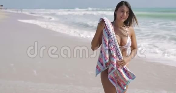 女人站着用毛巾擦拭视频的预览图