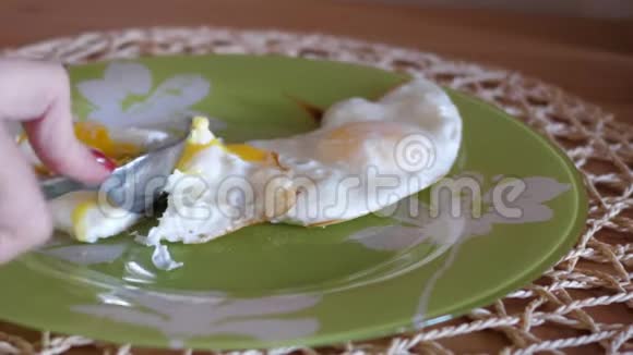 慢动作女孩用叉子吃炒鸡蛋黄视频的预览图
