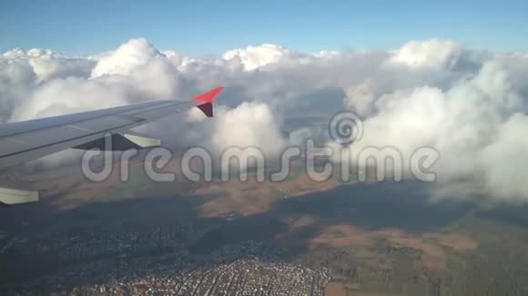 飞机云和陆地表面的机翼减少德国法兰克福视频的预览图