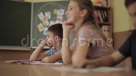 小学生在教室里举手小学教育视频的预览图