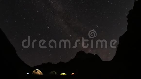 时间流逝的星空在山上星空下的露营登山者视频的预览图
