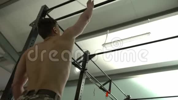 男运动员做动态腿部动作视频的预览图
